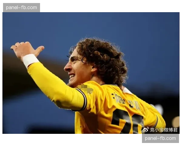 特写瞬间:莱比锡前锋压迫导致对方门将出球失误后破门,狂奔至角旗区庆祝 特写瞬间:莱比锡前锋压迫导致对方门将出球失误后破门,狂奔至角旗区庆祝