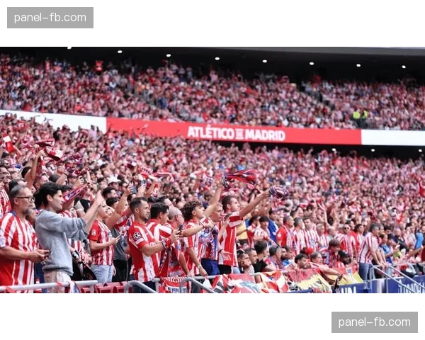 西甲“足球节”活动在马德里丰收女神广场举行，吸引数万球迷